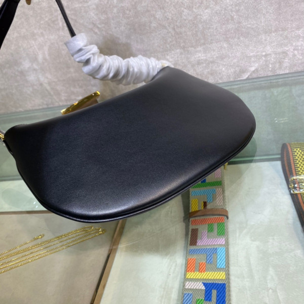FENDI SMALL CROISSANT [Fendi301] CELINE CHANEL ACCESSORIES LOEWE SHOES LOUIS VUITTON DIRO YSL OTHER BRAND HANDBAGS BALENCIAGA BOTTEGA VENETA GOYARD HERMES BURBERRY VALENTINO GUCCI FENDI MIUMIU CHLOE PRADA BVLGARI SUITCASE NEW ARRIVAL 