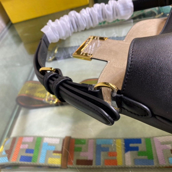 FENDI SMALL CROISSANT [Fendi301] CELINE CHANEL ACCESSORIES LOEWE SHOES LOUIS VUITTON DIRO YSL OTHER BRAND HANDBAGS BALENCIAGA BOTTEGA VENETA GOYARD HERMES BURBERRY VALENTINO GUCCI FENDI MIUMIU CHLOE PRADA BVLGARI SUITCASE NEW ARRIVAL 