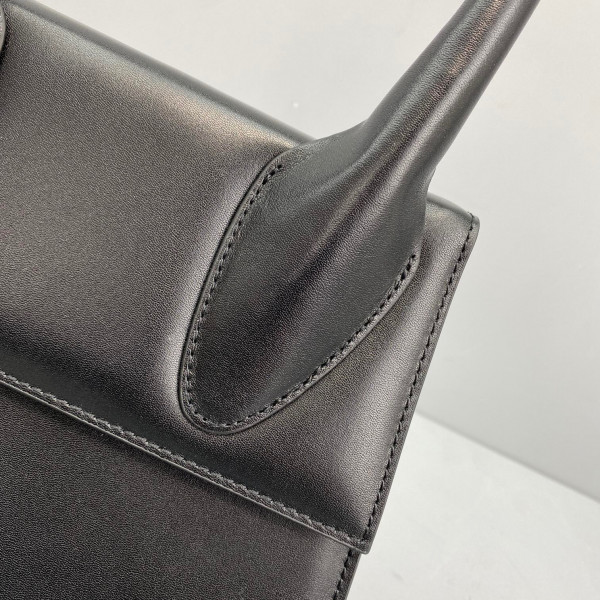JACQUEMUS Le grand Chiquito [Jacquemus20] CELINE CHANEL ACCESSORIES LOEWE SHOES LOUIS VUITTON DIRO YSL OTHER BRAND HANDBAGS BALENCIAGA BOTTEGA VENETA GOYARD HERMES BURBERRY VALENTINO GUCCI FENDI MIUMIU CHLOE PRADA BVLGARI SUITCASE NEW ARRIVAL 