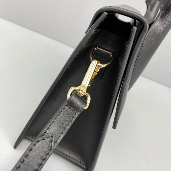 JACQUEMUS Le grand Chiquito [Jacquemus20] CELINE CHANEL ACCESSORIES LOEWE SHOES LOUIS VUITTON DIRO YSL OTHER BRAND HANDBAGS BALENCIAGA BOTTEGA VENETA GOYARD HERMES BURBERRY VALENTINO GUCCI FENDI MIUMIU CHLOE PRADA BVLGARI SUITCASE NEW ARRIVAL 