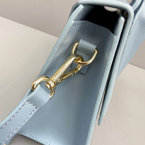 JACQUEMUS Le grand Chiquito [Jacquemus17] CELINE CHANEL ACCESSORIES LOEWE SHOES LOUIS VUITTON DIRO YSL OTHER BRAND HANDBAGS BALENCIAGA BOTTEGA VENETA GOYARD HERMES BURBERRY VALENTINO GUCCI FENDI MIUMIU CHLOE PRADA BVLGARI SUITCASE NEW ARRIVAL 