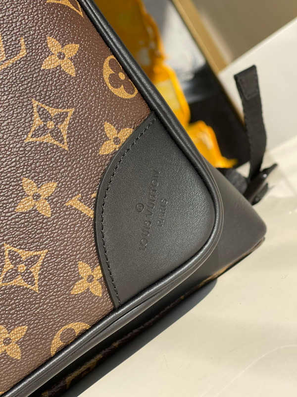 LOUIS VUITTON DEAN BACKPACK [M45335] CELINE CHANEL ACCESSORIES LOEWE SHOES LOUIS VUITTON DIRO YSL OTHER BRAND HANDBAGS BALENCIAGA BOTTEGA VENETA GOYARD HERMES BURBERRY VALENTINO GUCCI FENDI MIUMIU CHLOE PRADA BVLGARI SUITCASE NEW ARRIVAL 