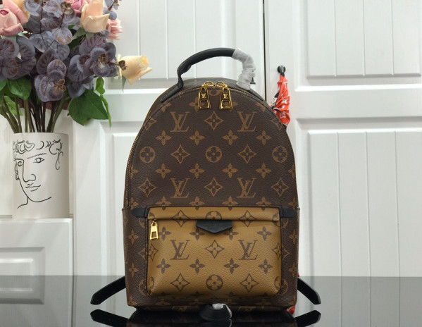 LOUIS VUITTON PALM SPRINGS PM NEW EDITON [M44870] CELINE CHANEL ACCESSORIES LOEWE SHOES LOUIS VUITTON DIRO YSL OTHER BRAND HANDBAGS BALENCIAGA BOTTEGA VENETA GOYARD HERMES BURBERRY VALENTINO GUCCI FENDI MIUMIU CHLOE PRADA BVLGARI SUITCASE NEW ARRIVAL 