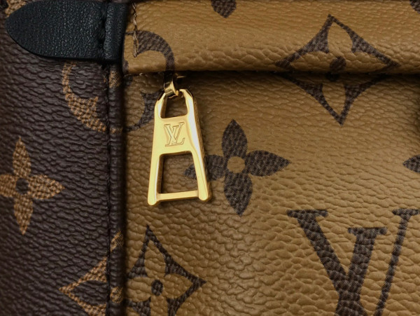 LOUIS VUITTON PALM SPRINGS PM NEW EDITON [M44870] CELINE CHANEL ACCESSORIES LOEWE SHOES LOUIS VUITTON DIRO YSL OTHER BRAND HANDBAGS BALENCIAGA BOTTEGA VENETA GOYARD HERMES BURBERRY VALENTINO GUCCI FENDI MIUMIU CHLOE PRADA BVLGARI SUITCASE NEW ARRIVAL 