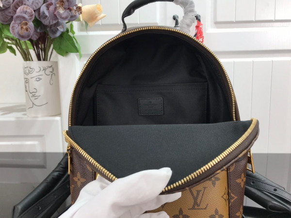 LOUIS VUITTON PALM SPRINGS PM NEW EDITON [M44870] CELINE CHANEL ACCESSORIES LOEWE SHOES LOUIS VUITTON DIRO YSL OTHER BRAND HANDBAGS BALENCIAGA BOTTEGA VENETA GOYARD HERMES BURBERRY VALENTINO GUCCI FENDI MIUMIU CHLOE PRADA BVLGARI SUITCASE NEW ARRIVAL 