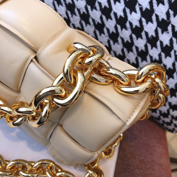 BOTTEGA VENETA THE CHAIN CASSETTE [Bottega65] CELINE CHANEL ACCESSORIES LOEWE SHOES LOUIS VUITTON DIRO YSL OTHER BRAND HANDBAGS BALENCIAGA BOTTEGA VENETA GOYARD HERMES BURBERRY VALENTINO GUCCI FENDI MIUMIU CHLOE PRADA BVLGARI SUITCASE NEW ARRIVAL 