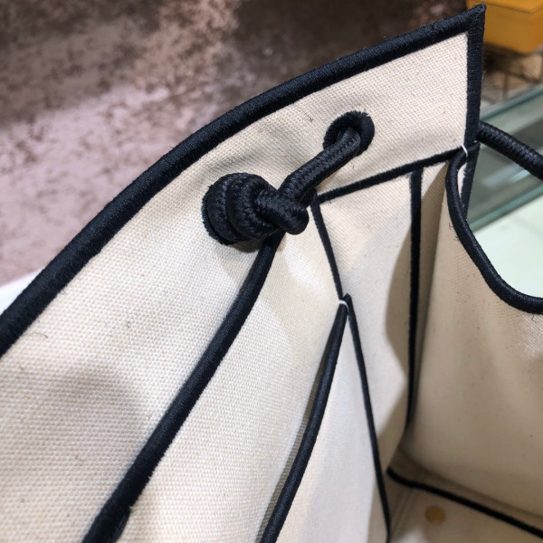 FENDI TOTE [Fendi298] CELINE CHANEL ACCESSORIES LOEWE SHOES LOUIS VUITTON DIRO YSL OTHER BRAND HANDBAGS BALENCIAGA BOTTEGA VENETA GOYARD HERMES BURBERRY VALENTINO GUCCI FENDI MIUMIU CHLOE PRADA BVLGARI SUITCASE NEW ARRIVAL 