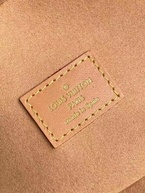 LOUIS VUITTON SINCE 1854 VANITY PM [M57403] CELINE CHANEL ACCESSORIES LOEWE SHOES LOUIS VUITTON DIRO YSL OTHER BRAND HANDBAGS BALENCIAGA BOTTEGA VENETA GOYARD HERMES BURBERRY VALENTINO GUCCI FENDI MIUMIU CHLOE PRADA BVLGARI SUITCASE NEW ARRIVAL 
