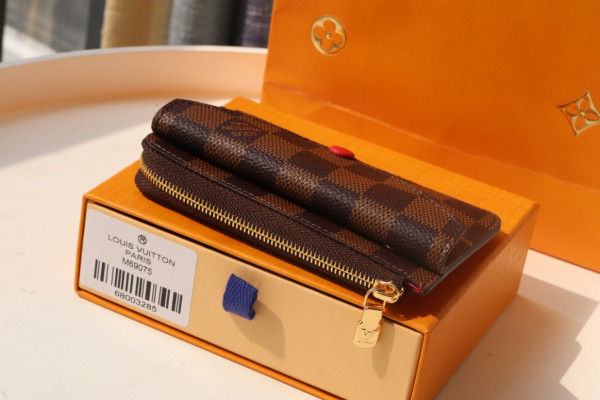 LOUIS VUITTON CARD HOLDER RECTO VERSO [N60406] CELINE CHANEL ACCESSORIES LOEWE SHOES LOUIS VUITTON DIRO YSL OTHER BRAND HANDBAGS BALENCIAGA BOTTEGA VENETA GOYARD HERMES BURBERRY VALENTINO GUCCI FENDI MIUMIU CHLOE PRADA BVLGARI SUITCASE NEW ARRIVAL 