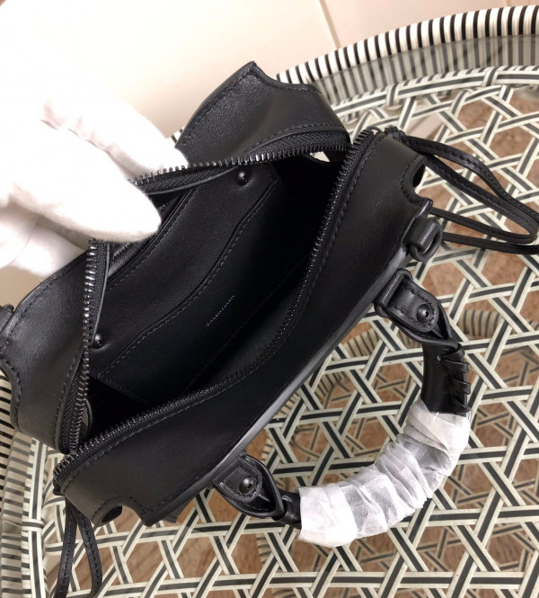 BALENCIAGA NEO CLASSIC MINI TOP HANDLE BAG [Balenciaga152] CELINE CHANEL ACCESSORIES LOEWE SHOES LOUIS VUITTON DIRO YSL OTHER BRAND HANDBAGS BALENCIAGA BOTTEGA VENETA GOYARD HERMES BURBERRY VALENTINO GUCCI FENDI MIUMIU CHLOE PRADA BVLGARI SUITCASE NEW ARRIVAL 