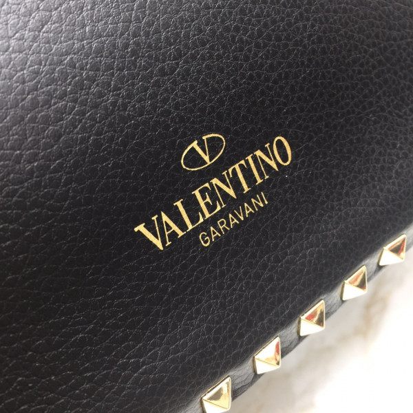 VALENTINO MEDIUM GRAIN CALFSKIN LEATHER ROCKSTUD BAG [Valentino82] CELINE CHANEL ACCESSORIES LOEWE SHOES LOUIS VUITTON DIRO YSL OTHER BRAND HANDBAGS BALENCIAGA BOTTEGA VENETA GOYARD HERMES BURBERRY VALENTINO GUCCI FENDI MIUMIU CHLOE PRADA BVLGARI SUITCASE NEW ARRIVAL 