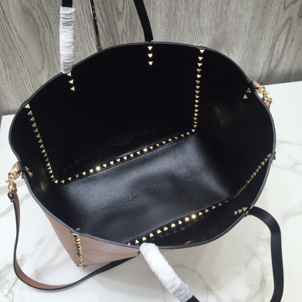 VALENTINO MEDIUM GRAIN CALFSKIN LEATHER ROCKSTUD BAG [Valentino82] CELINE CHANEL ACCESSORIES LOEWE SHOES LOUIS VUITTON DIRO YSL OTHER BRAND HANDBAGS BALENCIAGA BOTTEGA VENETA GOYARD HERMES BURBERRY VALENTINO GUCCI FENDI MIUMIU CHLOE PRADA BVLGARI SUITCASE NEW ARRIVAL 