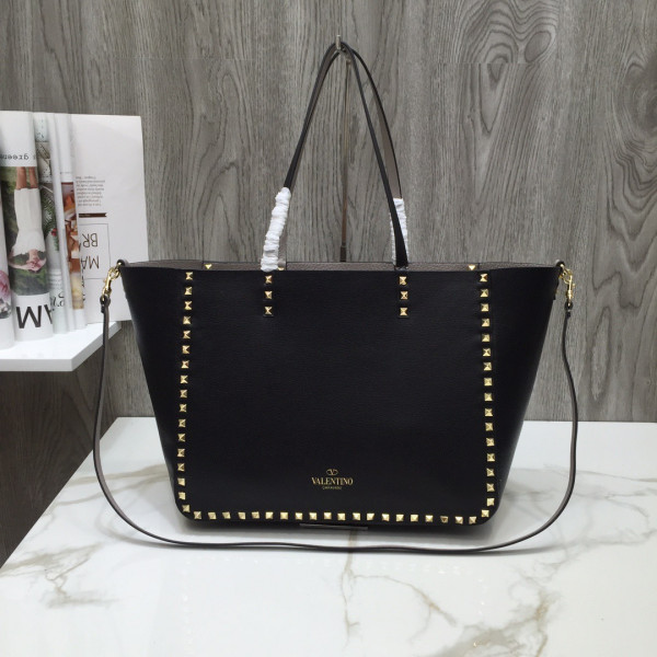 VALENTINO MEDIUM GRAIN CALFSKIN LEATHER ROCKSTUD BAG [Valentino79] CELINE CHANEL ACCESSORIES LOEWE SHOES LOUIS VUITTON DIRO YSL OTHER BRAND HANDBAGS BALENCIAGA BOTTEGA VENETA GOYARD HERMES BURBERRY VALENTINO GUCCI FENDI MIUMIU CHLOE PRADA BVLGARI SUITCASE NEW ARRIVAL 