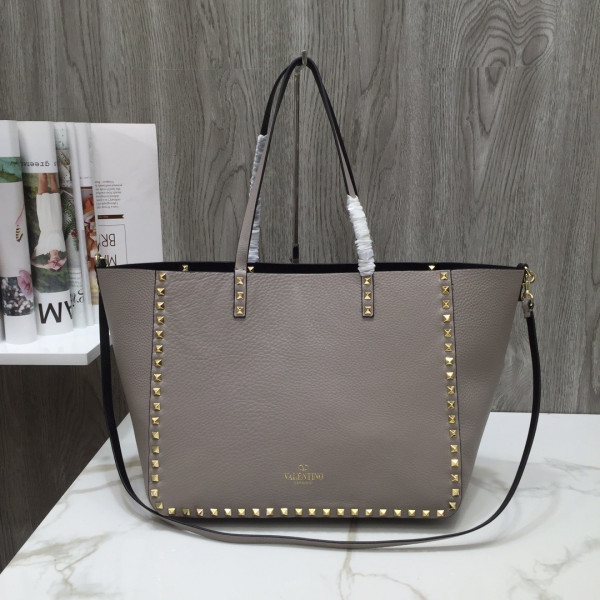 VALENTINO MEDIUM GRAIN CALFSKIN LEATHER ROCKSTUD BAG [Valentino79] CELINE CHANEL ACCESSORIES LOEWE SHOES LOUIS VUITTON DIRO YSL OTHER BRAND HANDBAGS BALENCIAGA BOTTEGA VENETA GOYARD HERMES BURBERRY VALENTINO GUCCI FENDI MIUMIU CHLOE PRADA BVLGARI SUITCASE NEW ARRIVAL 