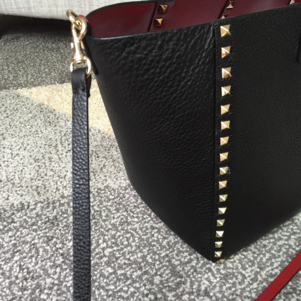 VALENTINO MEDIUM GRAIN CALFSKIN LEATHER ROCKSTUD BAG [Valentino77] CELINE CHANEL ACCESSORIES LOEWE SHOES LOUIS VUITTON DIRO YSL OTHER BRAND HANDBAGS BALENCIAGA BOTTEGA VENETA GOYARD HERMES BURBERRY VALENTINO GUCCI FENDI MIUMIU CHLOE PRADA BVLGARI SUITCASE NEW ARRIVAL 