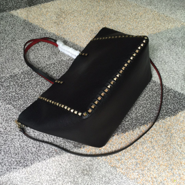 VALENTINO MEDIUM GRAIN CALFSKIN LEATHER ROCKSTUD BAG [Valentino77] CELINE CHANEL ACCESSORIES LOEWE SHOES LOUIS VUITTON DIRO YSL OTHER BRAND HANDBAGS BALENCIAGA BOTTEGA VENETA GOYARD HERMES BURBERRY VALENTINO GUCCI FENDI MIUMIU CHLOE PRADA BVLGARI SUITCASE NEW ARRIVAL 