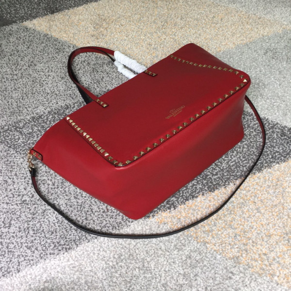 VALENTINO MEDIUM GRAIN CALFSKIN LEATHER ROCKSTUD BAG [Valentino77] CELINE CHANEL ACCESSORIES LOEWE SHOES LOUIS VUITTON DIRO YSL OTHER BRAND HANDBAGS BALENCIAGA BOTTEGA VENETA GOYARD HERMES BURBERRY VALENTINO GUCCI FENDI MIUMIU CHLOE PRADA BVLGARI SUITCASE NEW ARRIVAL 