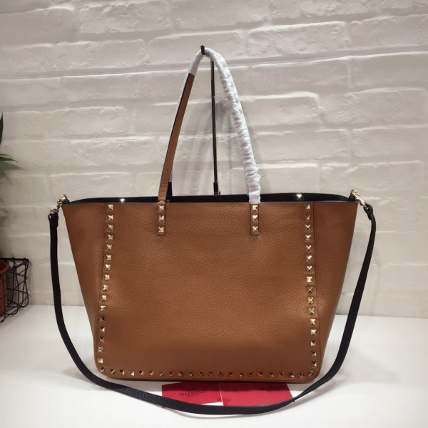 VALENTINO MEDIUM GRAIN CALFSKIN LEATHER ROCKSTUD BAG [Valentino76] CELINE CHANEL ACCESSORIES LOEWE SHOES LOUIS VUITTON DIRO YSL OTHER BRAND HANDBAGS BALENCIAGA BOTTEGA VENETA GOYARD HERMES BURBERRY VALENTINO GUCCI FENDI MIUMIU CHLOE PRADA BVLGARI SUITCASE NEW ARRIVAL 