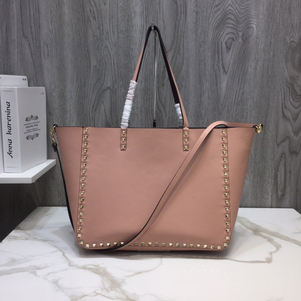 VALENTINO MEDIUM GRAIN CALFSKIN LEATHER ROCKSTUD BAG [Valentino75] CELINE CHANEL ACCESSORIES LOEWE SHOES LOUIS VUITTON DIRO YSL OTHER BRAND HANDBAGS BALENCIAGA BOTTEGA VENETA GOYARD HERMES BURBERRY VALENTINO GUCCI FENDI MIUMIU CHLOE PRADA BVLGARI SUITCASE NEW ARRIVAL 