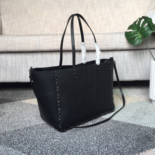(image for) VALENTINO MEDIUM GRAIN CALFSKIN LEATHER ROCKSTUD BAG