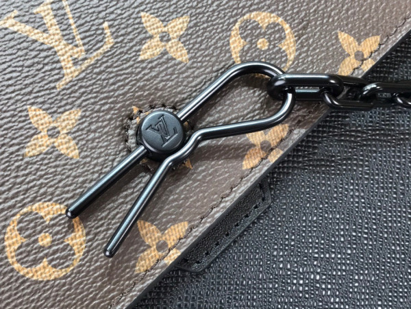 LOUIS VUITTON ROBUSTO BRIEFCASE [M30591] CELINE CHANEL ACCESSORIES LOEWE SHOES LOUIS VUITTON DIRO YSL OTHER BRAND HANDBAGS BALENCIAGA BOTTEGA VENETA GOYARD HERMES BURBERRY VALENTINO GUCCI FENDI MIUMIU CHLOE PRADA BVLGARI SUITCASE NEW ARRIVAL 