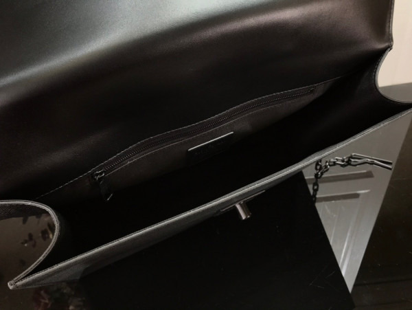 LOUIS VUITTON ROBUSTO BRIEFCASE [M30591] CELINE CHANEL ACCESSORIES LOEWE SHOES LOUIS VUITTON DIRO YSL OTHER BRAND HANDBAGS BALENCIAGA BOTTEGA VENETA GOYARD HERMES BURBERRY VALENTINO GUCCI FENDI MIUMIU CHLOE PRADA BVLGARI SUITCASE NEW ARRIVAL 