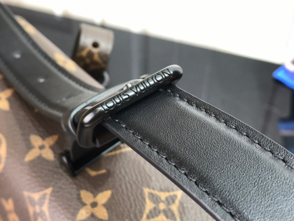 LOUIS VUITTON ROBUSTO BRIEFCASE [M30591] CELINE CHANEL ACCESSORIES LOEWE SHOES LOUIS VUITTON DIRO YSL OTHER BRAND HANDBAGS BALENCIAGA BOTTEGA VENETA GOYARD HERMES BURBERRY VALENTINO GUCCI FENDI MIUMIU CHLOE PRADA BVLGARI SUITCASE NEW ARRIVAL 