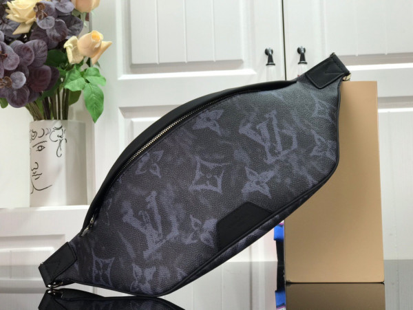 LOUIS VUITTON DISCOVERY BUMBAG [M57276] CELINE CHANEL ACCESSORIES LOEWE SHOES LOUIS VUITTON DIRO YSL OTHER BRAND HANDBAGS BALENCIAGA BOTTEGA VENETA GOYARD HERMES BURBERRY VALENTINO GUCCI FENDI MIUMIU CHLOE PRADA BVLGARI SUITCASE NEW ARRIVAL 