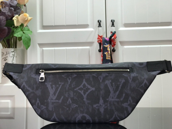 LOUIS VUITTON DISCOVERY BUMBAG [M57276] CELINE CHANEL ACCESSORIES LOEWE SHOES LOUIS VUITTON DIRO YSL OTHER BRAND HANDBAGS BALENCIAGA BOTTEGA VENETA GOYARD HERMES BURBERRY VALENTINO GUCCI FENDI MIUMIU CHLOE PRADA BVLGARI SUITCASE NEW ARRIVAL 
