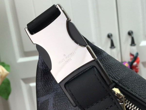 LOUIS VUITTON DISCOVERY BUMBAG [M57276] CELINE CHANEL ACCESSORIES LOEWE SHOES LOUIS VUITTON DIRO YSL OTHER BRAND HANDBAGS BALENCIAGA BOTTEGA VENETA GOYARD HERMES BURBERRY VALENTINO GUCCI FENDI MIUMIU CHLOE PRADA BVLGARI SUITCASE NEW ARRIVAL 
