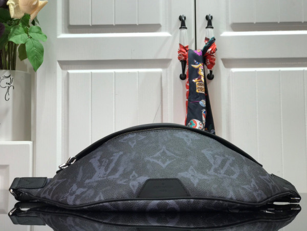 LOUIS VUITTON DISCOVERY BUMBAG [M57276] CELINE CHANEL ACCESSORIES LOEWE SHOES LOUIS VUITTON DIRO YSL OTHER BRAND HANDBAGS BALENCIAGA BOTTEGA VENETA GOYARD HERMES BURBERRY VALENTINO GUCCI FENDI MIUMIU CHLOE PRADA BVLGARI SUITCASE NEW ARRIVAL 