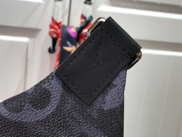 LOUIS VUITTON DISCOVERY BUMBAG [M57276] CELINE CHANEL ACCESSORIES LOEWE SHOES LOUIS VUITTON DIRO YSL OTHER BRAND HANDBAGS BALENCIAGA BOTTEGA VENETA GOYARD HERMES BURBERRY VALENTINO GUCCI FENDI MIUMIU CHLOE PRADA BVLGARI SUITCASE NEW ARRIVAL 