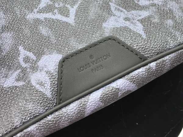 LOUIS VUITTON DISCOVERY BUMBAG [M57276] CELINE CHANEL ACCESSORIES LOEWE SHOES LOUIS VUITTON DIRO YSL OTHER BRAND HANDBAGS BALENCIAGA BOTTEGA VENETA GOYARD HERMES BURBERRY VALENTINO GUCCI FENDI MIUMIU CHLOE PRADA BVLGARI SUITCASE NEW ARRIVAL 