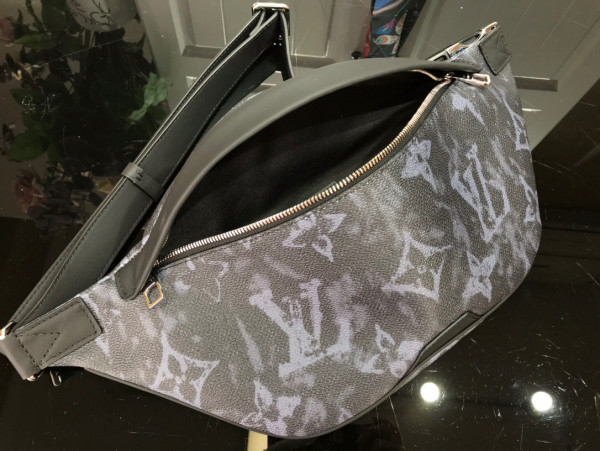 LOUIS VUITTON DISCOVERY BUMBAG [M57276] CELINE CHANEL ACCESSORIES LOEWE SHOES LOUIS VUITTON DIRO YSL OTHER BRAND HANDBAGS BALENCIAGA BOTTEGA VENETA GOYARD HERMES BURBERRY VALENTINO GUCCI FENDI MIUMIU CHLOE PRADA BVLGARI SUITCASE NEW ARRIVAL 