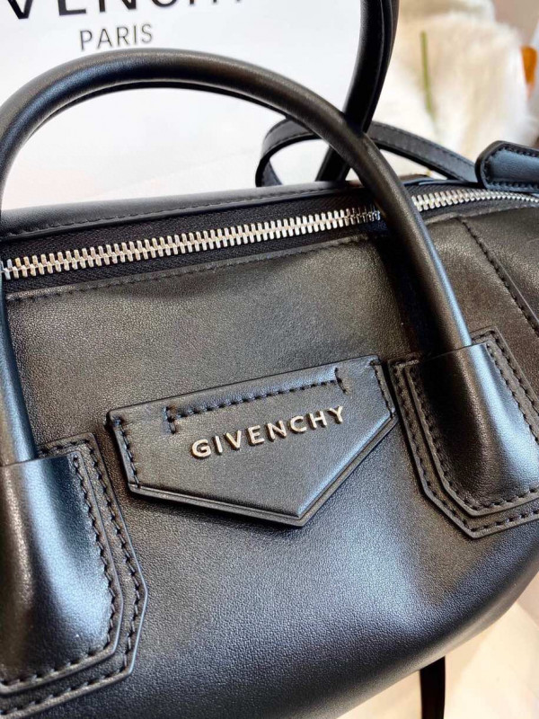 GIENVCHY ANTIGONA SOFT [GIENVCHY25] CELINE CHANEL ACCESSORIES LOEWE SHOES LOUIS VUITTON DIRO YSL OTHER BRAND HANDBAGS BALENCIAGA BOTTEGA VENETA GOYARD HERMES BURBERRY VALENTINO GUCCI FENDI MIUMIU CHLOE PRADA BVLGARI SUITCASE NEW ARRIVAL 
