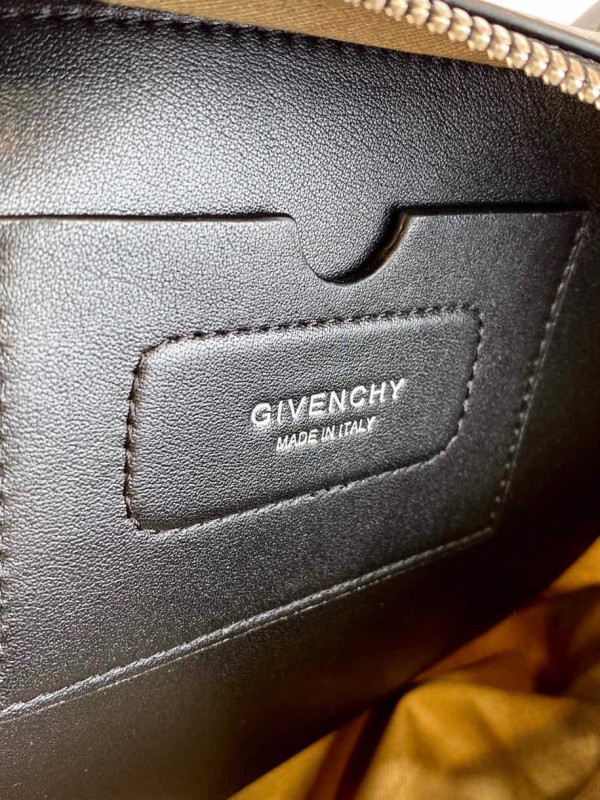 GIENVCHY ANTIGONA SOFT [GIENVCHY25] CELINE CHANEL ACCESSORIES LOEWE SHOES LOUIS VUITTON DIRO YSL OTHER BRAND HANDBAGS BALENCIAGA BOTTEGA VENETA GOYARD HERMES BURBERRY VALENTINO GUCCI FENDI MIUMIU CHLOE PRADA BVLGARI SUITCASE NEW ARRIVAL 