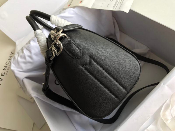 GIENVCHY ANTIGONA MINI/SMALL/MEDIUM IN GRAINED LEATHER [GIENVCHY18] CELINE CHANEL ACCESSORIES LOEWE SHOES LOUIS VUITTON DIRO YSL OTHER BRAND HANDBAGS BALENCIAGA BOTTEGA VENETA GOYARD HERMES BURBERRY VALENTINO GUCCI FENDI MIUMIU CHLOE PRADA BVLGARI SUITCASE NEW ARRIVAL 