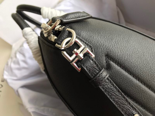 GIENVCHY ANTIGONA MINI/SMALL/MEDIUM IN GRAINED LEATHER [GIENVCHY18] CELINE CHANEL ACCESSORIES LOEWE SHOES LOUIS VUITTON DIRO YSL OTHER BRAND HANDBAGS BALENCIAGA BOTTEGA VENETA GOYARD HERMES BURBERRY VALENTINO GUCCI FENDI MIUMIU CHLOE PRADA BVLGARI SUITCASE NEW ARRIVAL 