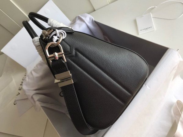 GIENVCHY ANTIGONA MINI/SMALL/MEDIUM IN GRAINED LEATHER [GIENVCHY18] CELINE CHANEL ACCESSORIES LOEWE SHOES LOUIS VUITTON DIRO YSL OTHER BRAND HANDBAGS BALENCIAGA BOTTEGA VENETA GOYARD HERMES BURBERRY VALENTINO GUCCI FENDI MIUMIU CHLOE PRADA BVLGARI SUITCASE NEW ARRIVAL 