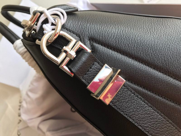 GIENVCHY ANTIGONA MINI/SMALL/MEDIUM IN GRAINED LEATHER [GIENVCHY18] CELINE CHANEL ACCESSORIES LOEWE SHOES LOUIS VUITTON DIRO YSL OTHER BRAND HANDBAGS BALENCIAGA BOTTEGA VENETA GOYARD HERMES BURBERRY VALENTINO GUCCI FENDI MIUMIU CHLOE PRADA BVLGARI SUITCASE NEW ARRIVAL 