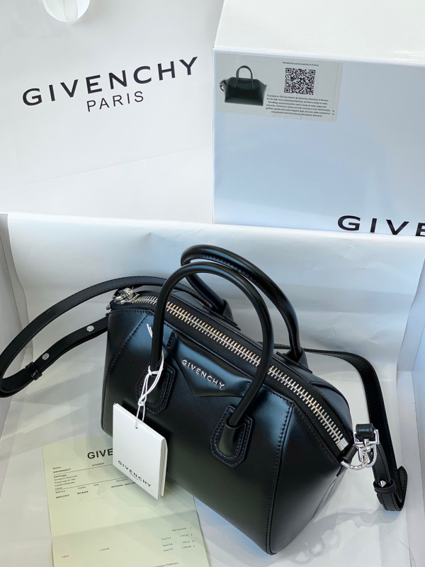 GIENVCHY ANTIGONA MINI/SMALL/MEDIUM IN SMOOTH LEATHER [GIENVCHY21] CELINE CHANEL ACCESSORIES LOEWE SHOES LOUIS VUITTON DIRO YSL OTHER BRAND HANDBAGS BALENCIAGA BOTTEGA VENETA GOYARD HERMES BURBERRY VALENTINO GUCCI FENDI MIUMIU CHLOE PRADA BVLGARI SUITCASE NEW ARRIVAL 