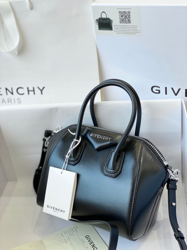 GIENVCHY ANTIGONA MINI/SMALL/MEDIUM IN SMOOTH LEATHER [GIENVCHY21] CELINE CHANEL ACCESSORIES LOEWE SHOES LOUIS VUITTON DIRO YSL OTHER BRAND HANDBAGS BALENCIAGA BOTTEGA VENETA GOYARD HERMES BURBERRY VALENTINO GUCCI FENDI MIUMIU CHLOE PRADA BVLGARI SUITCASE NEW ARRIVAL 