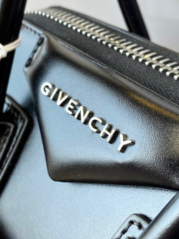 GIENVCHY ANTIGONA MINI/SMALL/MEDIUM IN SMOOTH LEATHER [GIENVCHY21] CELINE CHANEL ACCESSORIES LOEWE SHOES LOUIS VUITTON DIRO YSL OTHER BRAND HANDBAGS BALENCIAGA BOTTEGA VENETA GOYARD HERMES BURBERRY VALENTINO GUCCI FENDI MIUMIU CHLOE PRADA BVLGARI SUITCASE NEW ARRIVAL 
