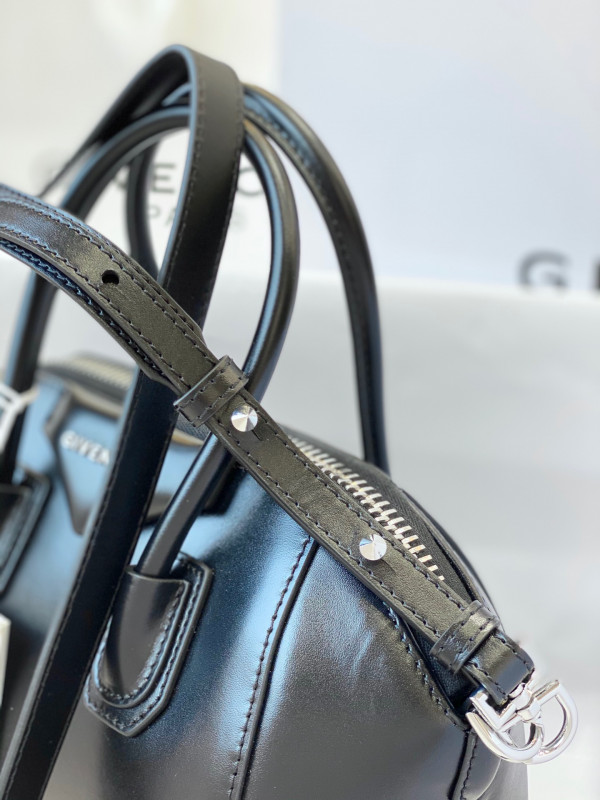 GIENVCHY ANTIGONA MINI/SMALL/MEDIUM IN SMOOTH LEATHER [GIENVCHY21] CELINE CHANEL ACCESSORIES LOEWE SHOES LOUIS VUITTON DIRO YSL OTHER BRAND HANDBAGS BALENCIAGA BOTTEGA VENETA GOYARD HERMES BURBERRY VALENTINO GUCCI FENDI MIUMIU CHLOE PRADA BVLGARI SUITCASE NEW ARRIVAL 