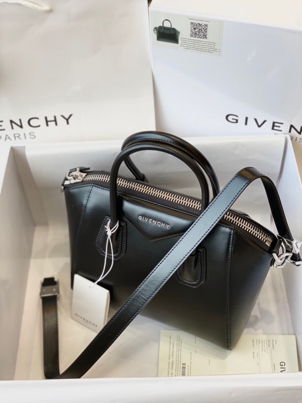 GIENVCHY ANTIGONA MINI/SMALL/MEDIUM IN SMOOTH LEATHER [GIENVCHY21] CELINE CHANEL ACCESSORIES LOEWE SHOES LOUIS VUITTON DIRO YSL OTHER BRAND HANDBAGS BALENCIAGA BOTTEGA VENETA GOYARD HERMES BURBERRY VALENTINO GUCCI FENDI MIUMIU CHLOE PRADA BVLGARI SUITCASE NEW ARRIVAL 