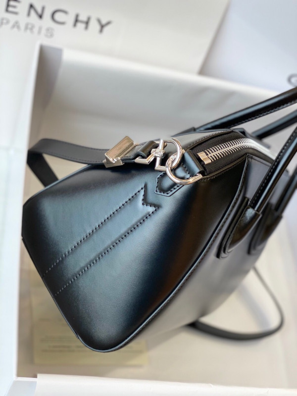 GIENVCHY ANTIGONA MINI/SMALL/MEDIUM IN SMOOTH LEATHER [GIENVCHY21] CELINE CHANEL ACCESSORIES LOEWE SHOES LOUIS VUITTON DIRO YSL OTHER BRAND HANDBAGS BALENCIAGA BOTTEGA VENETA GOYARD HERMES BURBERRY VALENTINO GUCCI FENDI MIUMIU CHLOE PRADA BVLGARI SUITCASE NEW ARRIVAL 