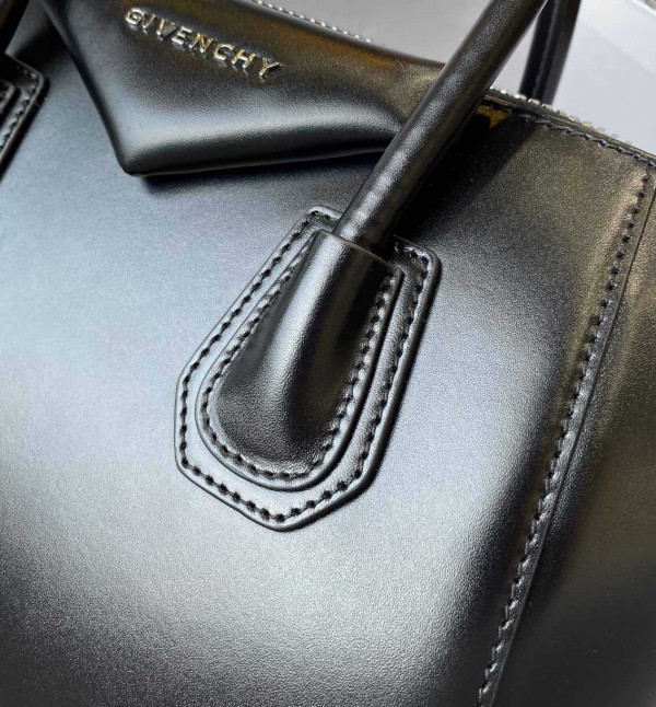 GIENVCHY ANTIGONA MINI/SMALL/MEDIUM IN SMOOTH LEATHER [GIENVCHY21] CELINE CHANEL ACCESSORIES LOEWE SHOES LOUIS VUITTON DIRO YSL OTHER BRAND HANDBAGS BALENCIAGA BOTTEGA VENETA GOYARD HERMES BURBERRY VALENTINO GUCCI FENDI MIUMIU CHLOE PRADA BVLGARI SUITCASE NEW ARRIVAL 
