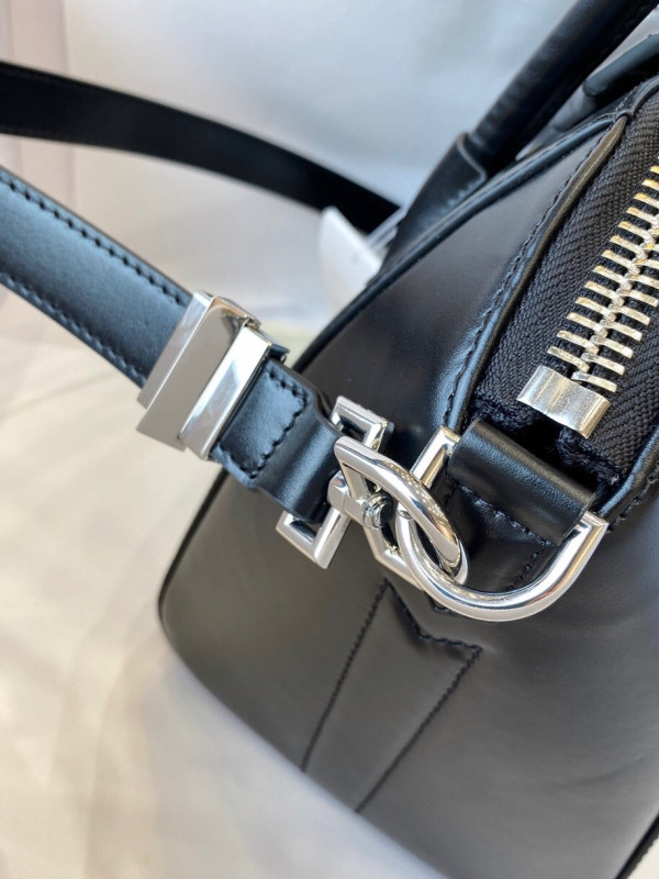 GIENVCHY ANTIGONA MINI/SMALL/MEDIUM IN SMOOTH LEATHER [GIENVCHY21] CELINE CHANEL ACCESSORIES LOEWE SHOES LOUIS VUITTON DIRO YSL OTHER BRAND HANDBAGS BALENCIAGA BOTTEGA VENETA GOYARD HERMES BURBERRY VALENTINO GUCCI FENDI MIUMIU CHLOE PRADA BVLGARI SUITCASE NEW ARRIVAL 