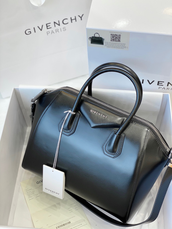 GIENVCHY ANTIGONA MINI/SMALL/MEDIUM IN SMOOTH LEATHER [GIENVCHY21] CELINE CHANEL ACCESSORIES LOEWE SHOES LOUIS VUITTON DIRO YSL OTHER BRAND HANDBAGS BALENCIAGA BOTTEGA VENETA GOYARD HERMES BURBERRY VALENTINO GUCCI FENDI MIUMIU CHLOE PRADA BVLGARI SUITCASE NEW ARRIVAL 