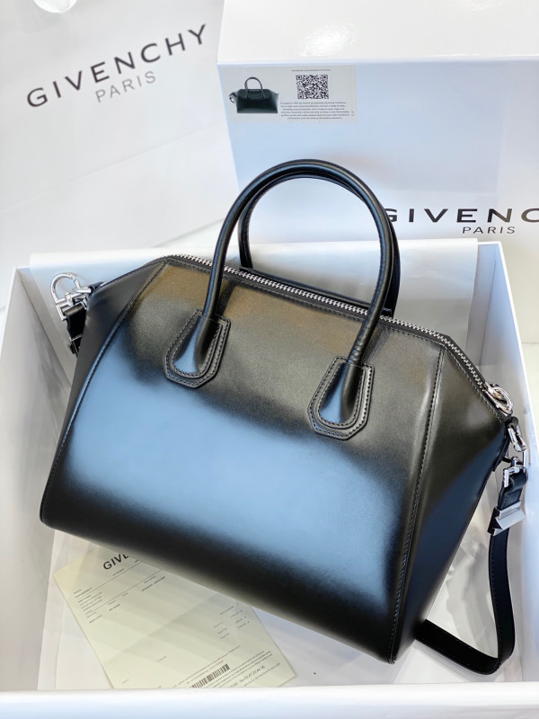 GIENVCHY ANTIGONA MINI/SMALL/MEDIUM IN SMOOTH LEATHER [GIENVCHY21] CELINE CHANEL ACCESSORIES LOEWE SHOES LOUIS VUITTON DIRO YSL OTHER BRAND HANDBAGS BALENCIAGA BOTTEGA VENETA GOYARD HERMES BURBERRY VALENTINO GUCCI FENDI MIUMIU CHLOE PRADA BVLGARI SUITCASE NEW ARRIVAL 